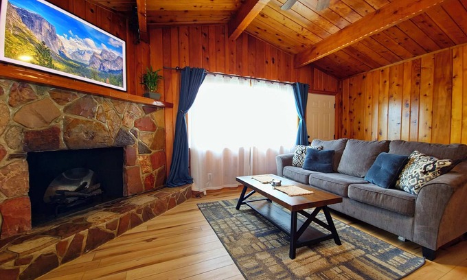 Oakhurst Cabaña | Rustic Yosemite Cottage-King Suite-Mountain Views