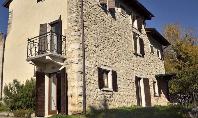 Caprino Veronese Casa | Rustico con terraza en una colina soleada en un antiguo paisaje cultural, cerca del lago de Garda