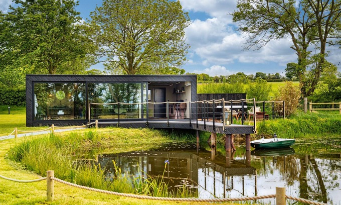 Llanarth Cabaña | RUSTY BOATHOUSE, romantic, character holiday cottage in Llanarth