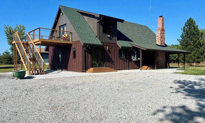 Grand Island Cabina | Rusty Flatts-Countryside Retreat Just Outside Grand Island – Sleeps up to 8