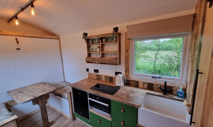 Sidlesham Casa | Rusty - Shepherds hut sleeps up to 4