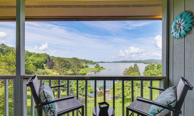 Rutledge Casa | Rutledge Hilltop Home on Cherokee Lake w/ Decks!