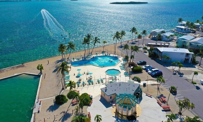 Cudjoe Key Alquiler De RV | RV Lot 303 Venture Out, Pull-through Lot near the Ocean and Pool - Bring your golf cart!