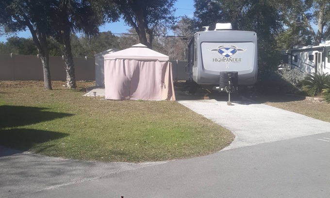 Crystal River Alquiler De RV | RV lot WITH BOAT storage for rent in beautiful Nature Coast Landings RV resort..