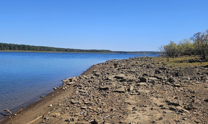 Drasco Alquiler De RV | RV parking spot on the lake!