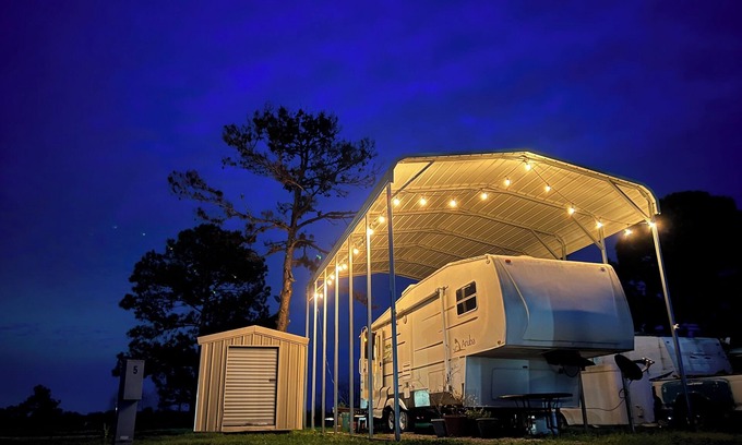 Acadia Parish Casa | RV with WiFi and AC right off of I-10 I 6 Acre Pond