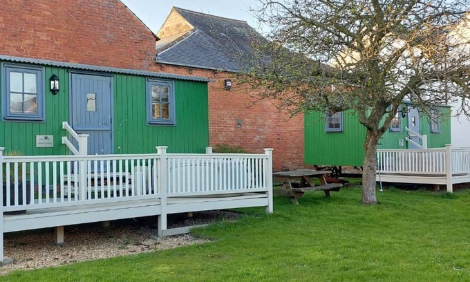 Wigton Cabaña | Ryans Retreat, shepherds hut with hot tub and pet friendly close to beach and Hadrian's Wall