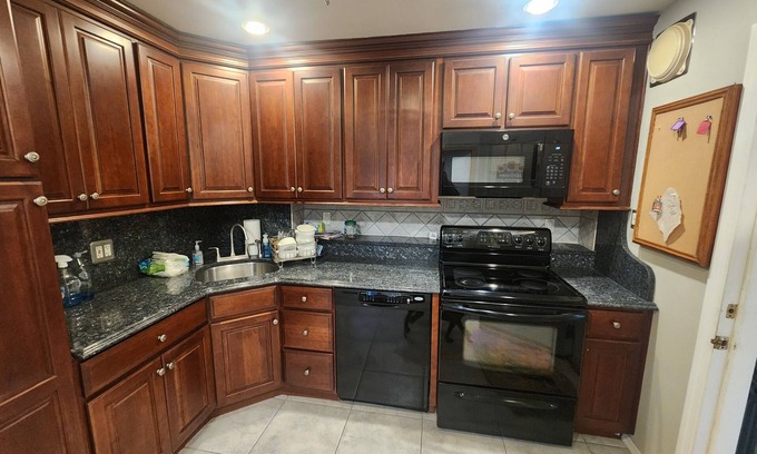 Levittown Casa | RYDER CUP 10 MIN AWAY . ENTIRE HOUSE in Levittown with AC. TOTAL 4 rooms