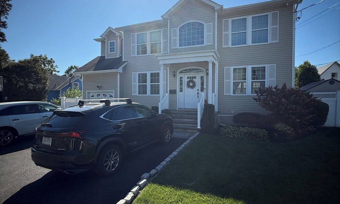 Seaford Casa | Ryder’s Cup Special! Spacious 4-bedrooms, 3 BR, 8 min walk to LIRR & shuttle!