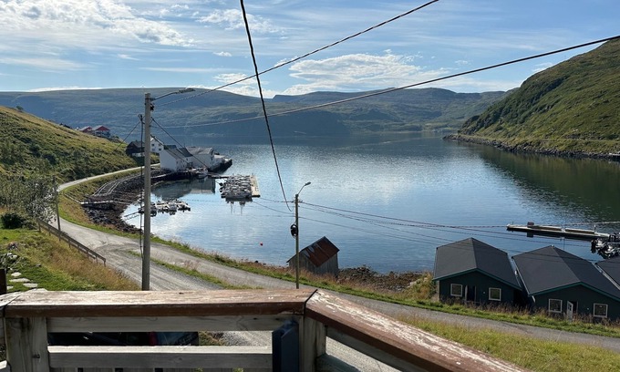 Hammerfest Cabina | Sørøya: Skipper view Akkarfjord, 210m from pub, diner and quay. Sørøya along the coast!