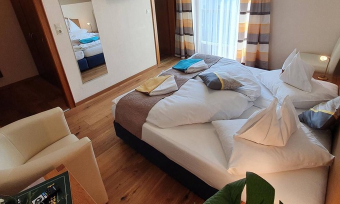 Seeboden Cabaña | Süd - See Zimmer Zedernplatz mit Balkon - Gästehaus Bärwald