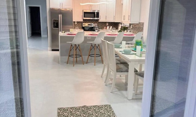 Greenacres Casa | S&H West Palm 3 Bedroom PBI Airport Tropical Chic