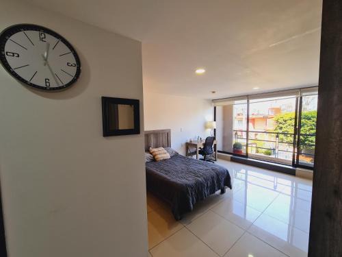 Ciudad López Mateos Apartamento | S02 SUITE para 1 A 2 PAX Premium Suite Frente al TEC CEM con Cocineta WiFi Balcón Parking Terraza
