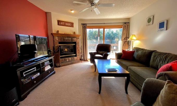 Bretton Woods Condominio | S4 Ski Slope Views! Bretton Woods condo with easy access to Mt Washington, Skiing, Dog Friendly!