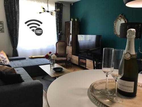 Kosice Old Town Apartamento | S8 Luxury 2 Room Apt OldTown - Foodstore, Crib, BabyChair, Netflix, PC Screen, UnlimMusic