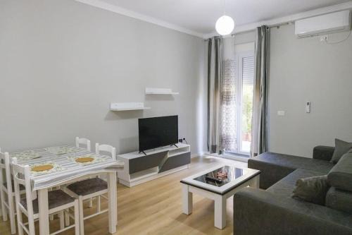 Mbrostar-Urë Apartamento | SAB 1 Cozy Modern Apartment Fier