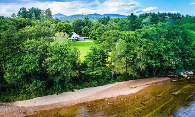 North Conway Casa | Saco River House | 10 Private Acres on The River