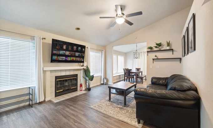 Southwestern Sacramento Casa | Sacramento Sanctuary: Modern 3BR Retreat w/ Laundry & Parking