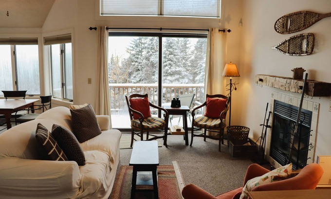 Rangeley Condominio | Saddleback - Rock Pond Condo 43 - ski in/out, pet friendly!