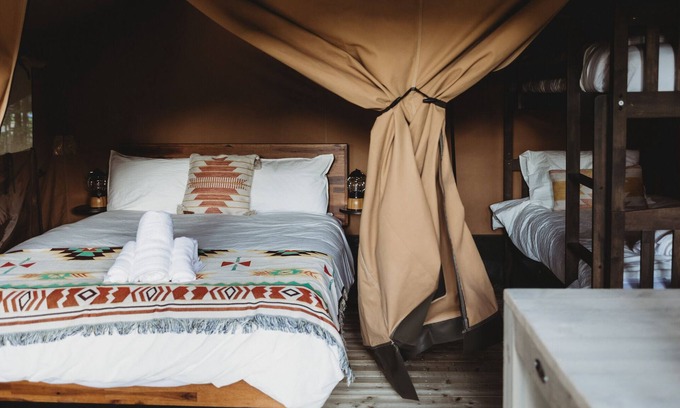 North Woodstock Alquiler De RV | Safari Tent Site 9 | 1 Queen Bed & 1 Bunk Bed | Pond View
