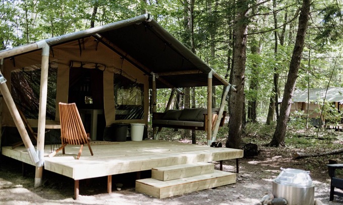 Woodstock Alquiler De RV | Safari Tent Site 11 | 1 King Bed | Woods View