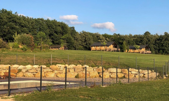 Saint-Cassien Cabina | SafariTent Picvert: lodge toile & bois au plus proche de la nature site familial