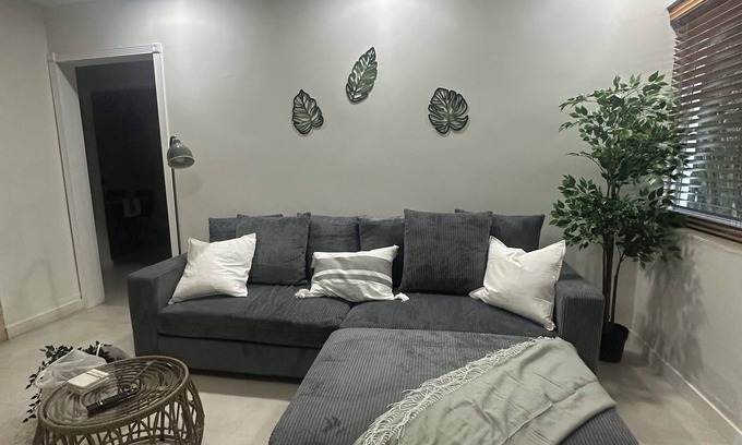 Coral Terrace Villa | safe and convenient villa w/ great energy&vibes near airport w/ workspace & WiFi