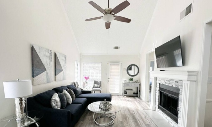 Euless Casa | Safe, Central, Cozy Home with Private Parking, KING Bed, near DFW Airport & more