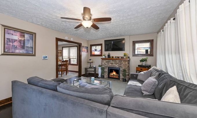 Akron Casa | Safe Cheerful & Cozy Akron 3 B 1.5 B ADT Security