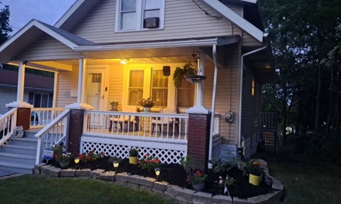 Akron Casa | Safe Cheerful & Cozy Akron 3 B 1.5 B ADT Security