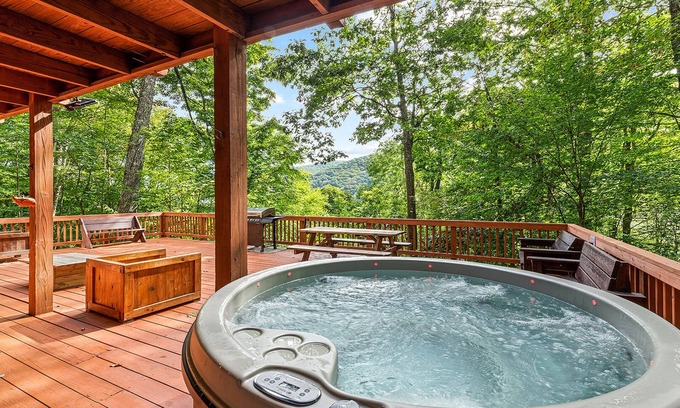 Maggie Valley Cabina | Safe Haven - Hot Tub, Views, Family Friendly Retreat