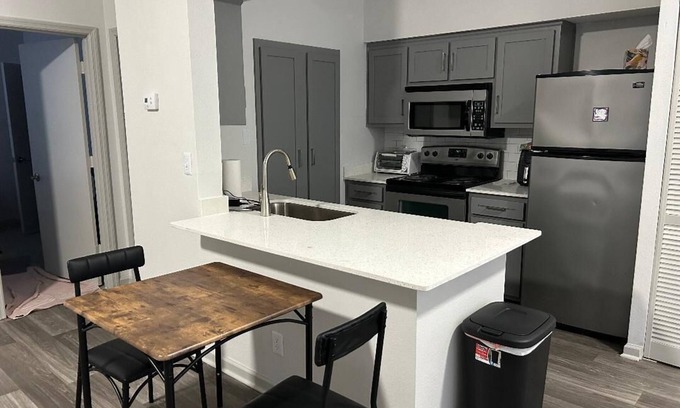 Murfreesboro Apartamento | Safe Nashville suburb. Minutes off I-24. Quiet, clean, kitchen, laundry.