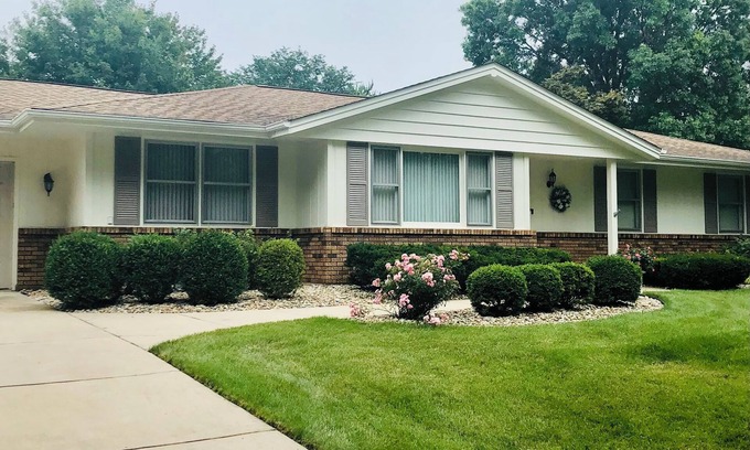 Rockford Casa | Safe perfect location near everything, 3+ bedrooms in NE Rockford