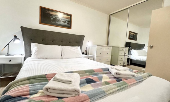 North Adelaide Condominio | Safe & secure 2 bedroom apartment on Melbourne St, North Adelaide. Near CBD and Hospital. Free Park.