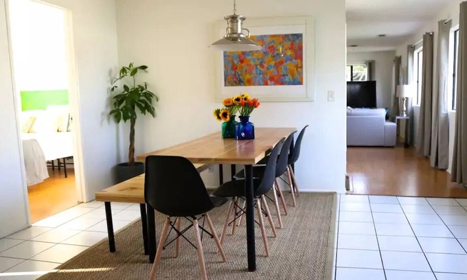 Jefferson Casa | 4BR/2BA Private Guest Apt W/ large outside space 6 miles to beach Culver City