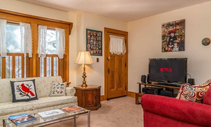Kenmore Casa | ☀️ Safe Sunny Spotless ☀️ Walk Score 72 ☀️ Crib