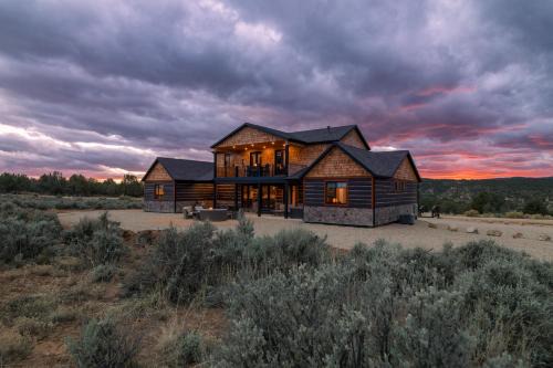 Orderville Casa | Sage Meadow Retreat-Brand New: Hot Tub, Pool Table, Shuffleboard