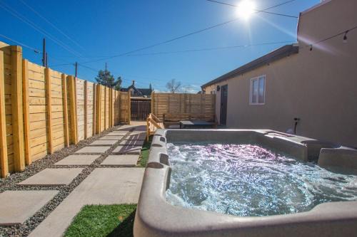 South Broadway Apartamento | Sage Suite at ArnoTriplex! Hot Tub and Pet Friendly!