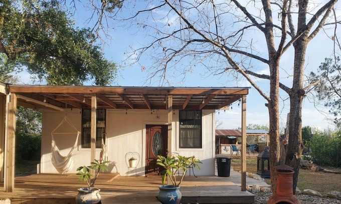Uvalde Casa | SAGEBRUSH GUESTHOUSE: pool/gym, Garner State Park, Frio, Nueces River, hunting