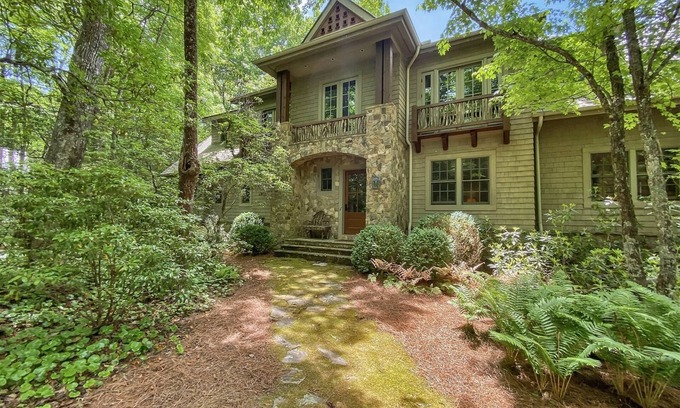 Highlands Cabina | Sagee Woods | Exquisite, Beautifully Furnished Contemporary Home
