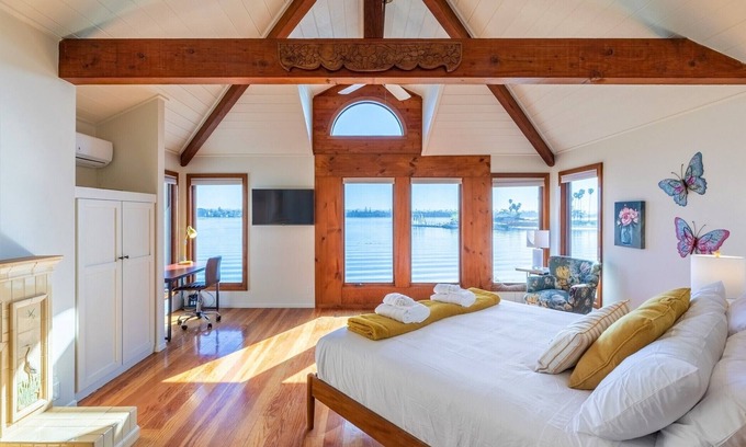 Mission Beach Casa | Sail Bay Sanctuary with Waterfront Patio & Sunset Views - Bayside Breeze