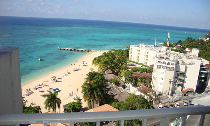Montego Bay Hotel | Sail Boat Beach Studio At Montego Bay Club Resort