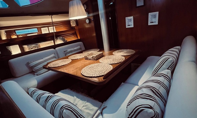 Mahón Alquiler De Eote | Velero amarrado en el exclusivo puerto de Mahon, ideal para parejas y amigos