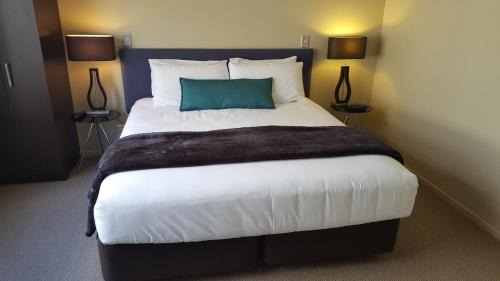 Taupo Hotel | Sails on the Lake