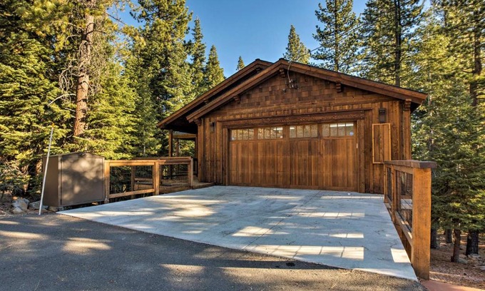 Truckee Casa | Saint Bernard - Luxurious Upscale Comfy Mountain Retreat Hot Tub Gas BBQ with Level 2 EV Connection