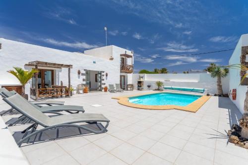 Tiagua Apartamento | Sala Botanica Studio - Shared Pool - Central Island Location - 10 mins drive to Famara and La Santa