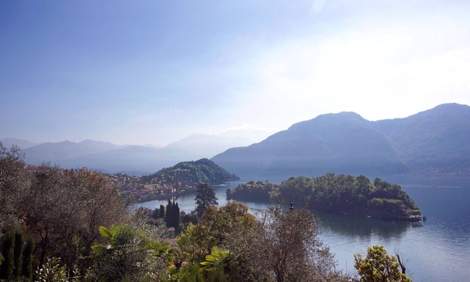 Sala Comacina Apartamento | Suite de vanguardia para el hogar con vista panorámica al lago de 180 °, piscina, sauna y jacuzzi
