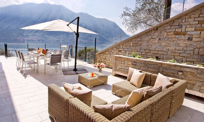 Sala Comacina Apartamento | Residencia de lujo con vista al lago para 10 personas con piscina cubierta, jacuzzi y sauna.