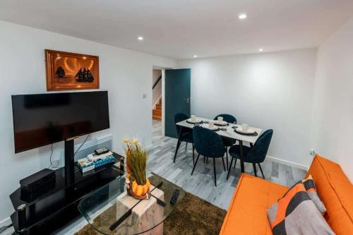 Trafford Apartamento | Sale 2-Bedroom Apt - Sleeps 5 - Free Parking