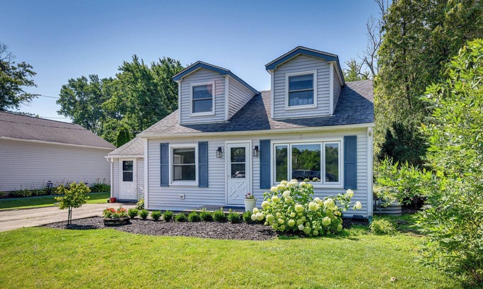 Salem Lakes Cabaña | Salem Lakeside Getaway w/ Grill & Deck!